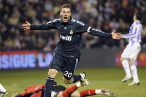 球员在欧冠关键战中登场替补后立刻产生影响，欧冠替补名额