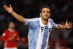 掘金前锋主动承担战术布置任务提升阅读比赛能力，掘金的战术