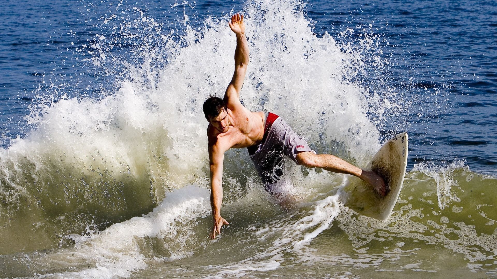 乐鱼体育平台-Faker冷静操作翻盘瞬间，faker操作gif